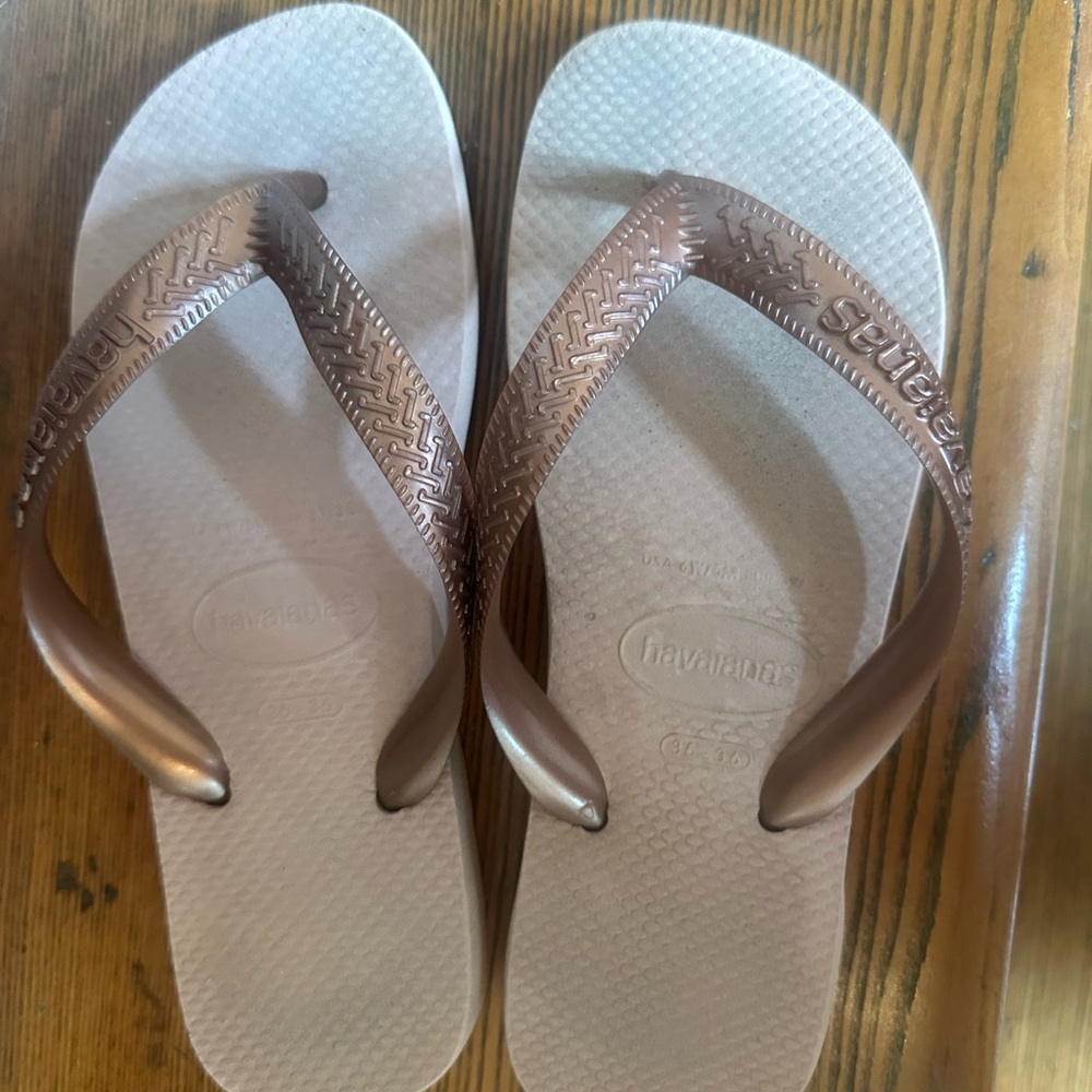 Havaianas Women's Metallic Beige  Flip Flops size 6